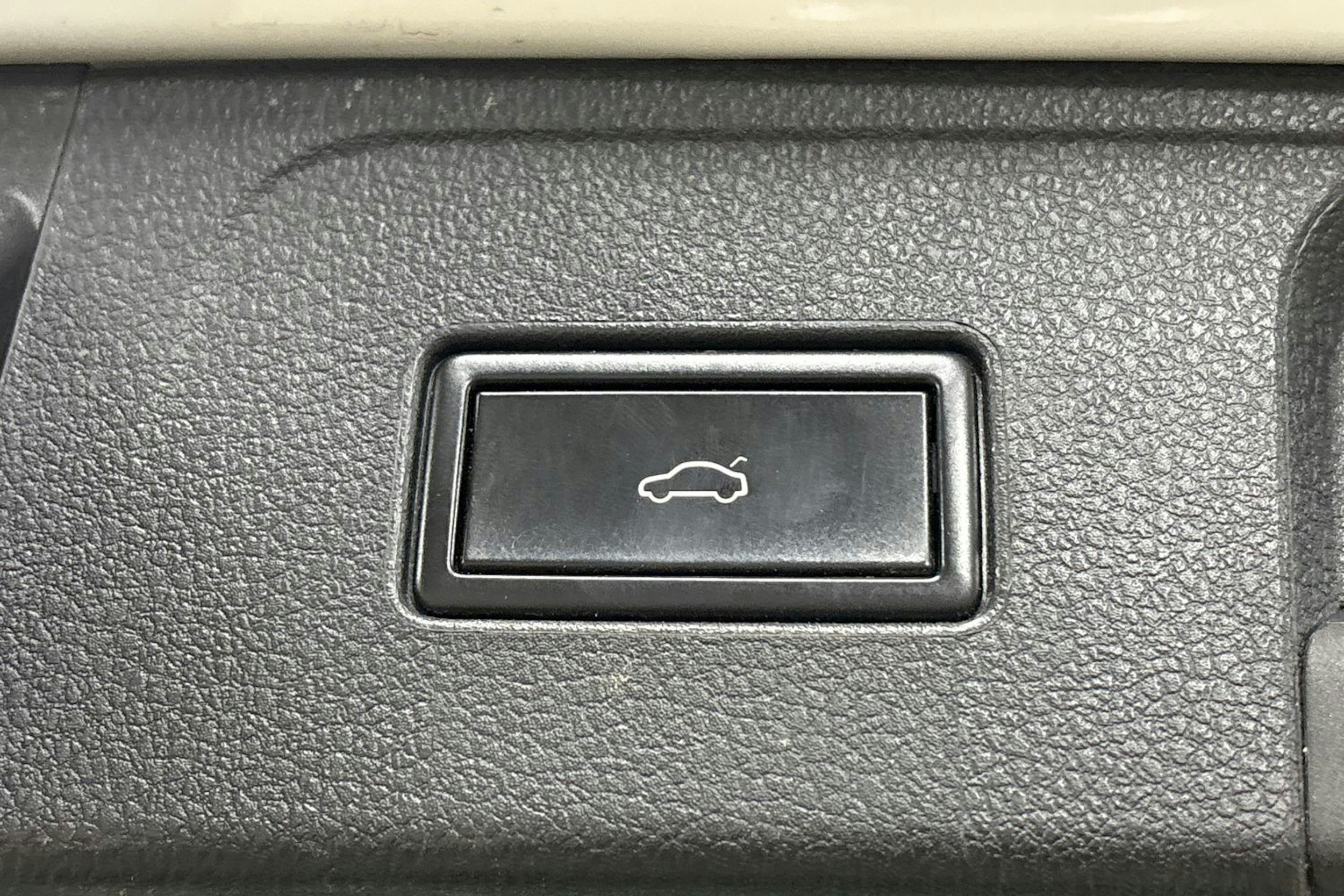 Valkoinen Volkswagen PASSAT 2019 kuva 32.