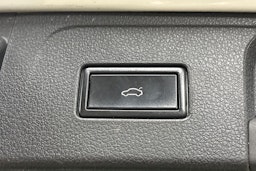 Valkoinen Volkswagen PASSAT 2019 kuva 32.