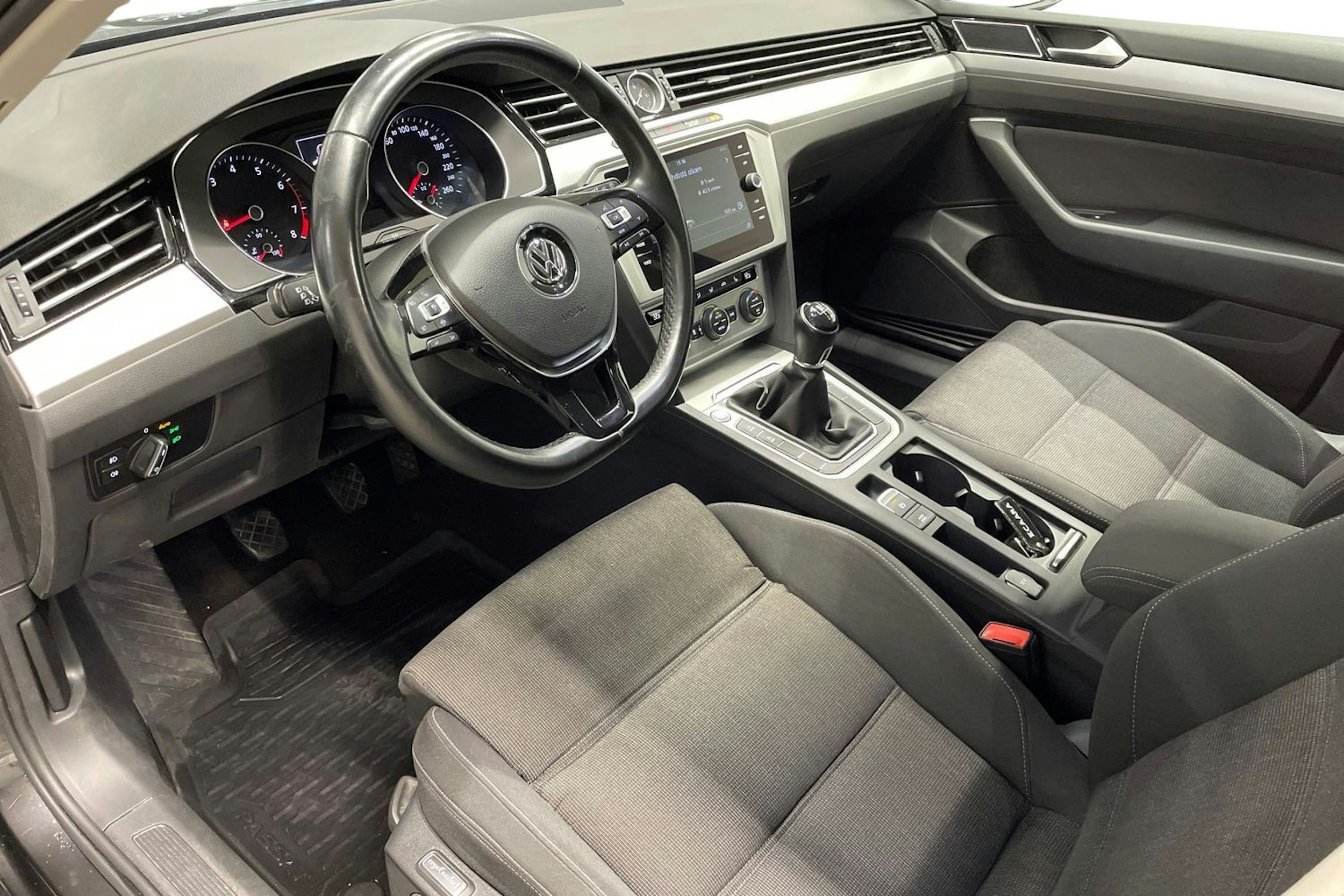 harmaa Volkswagen Passat 2019 kuva 7.
