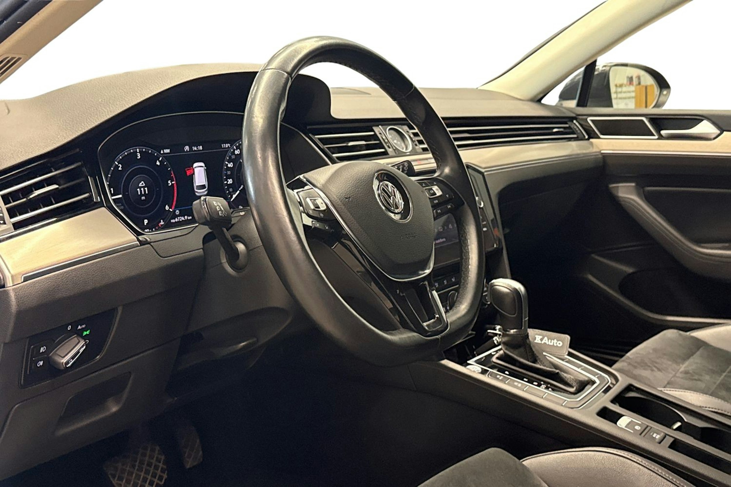 harmaa Volkswagen Passat 2019 kuva 6.