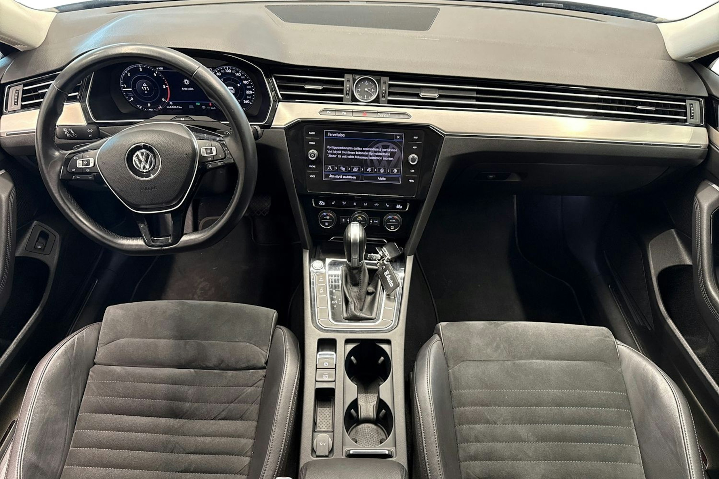 harmaa Volkswagen Passat 2019 kuva 7.