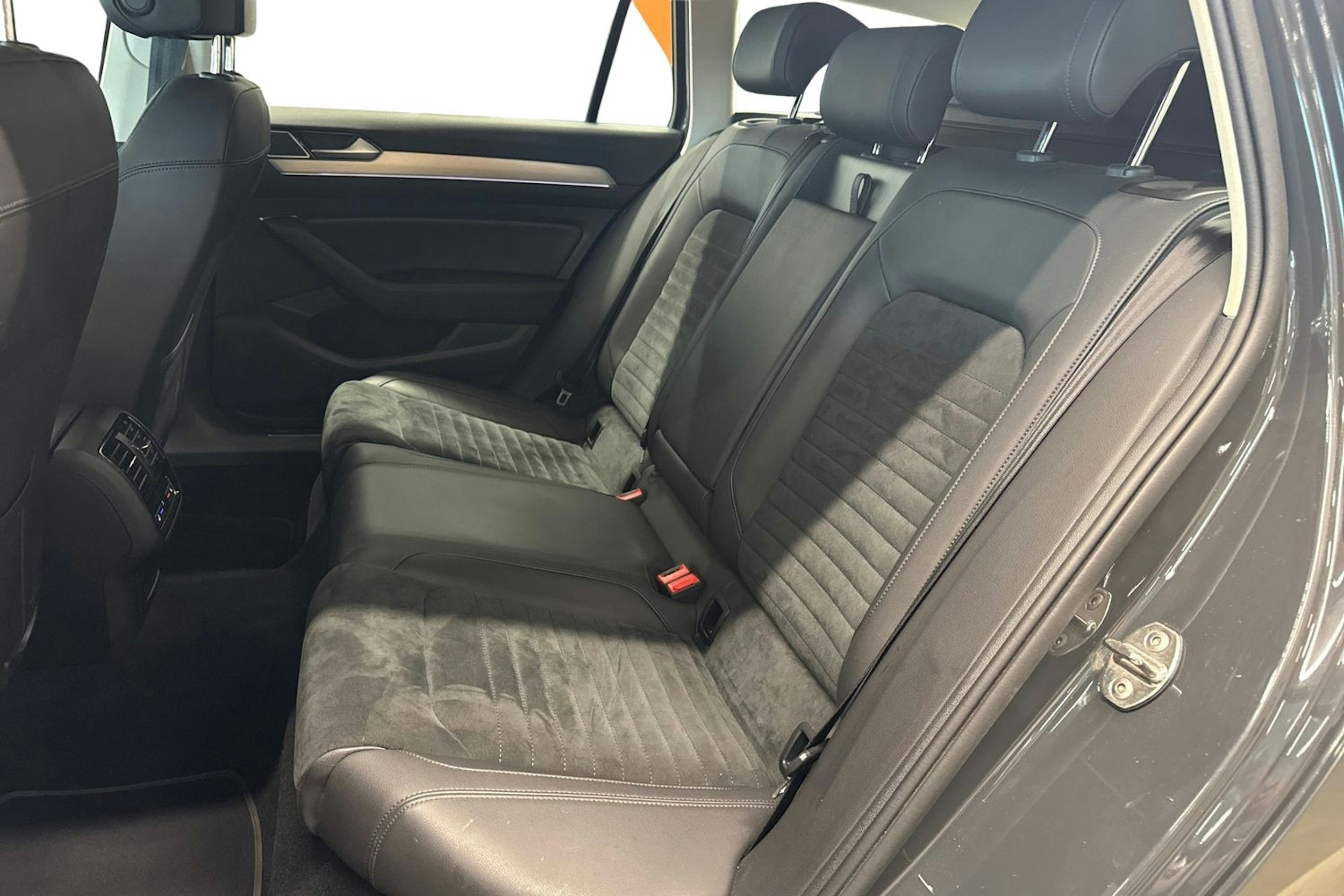 harmaa Volkswagen Passat 2019 kuva 8.