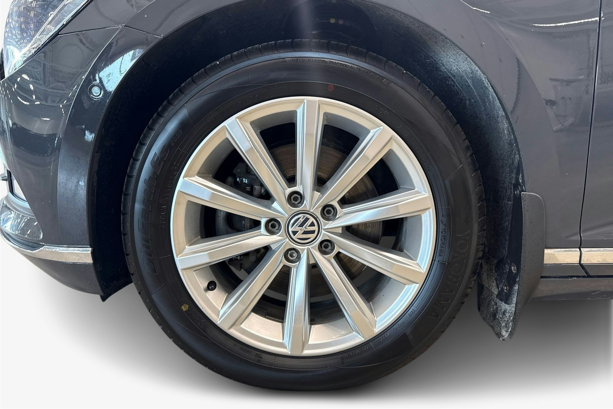 harmaa Volkswagen Passat 2019 kuva 9.