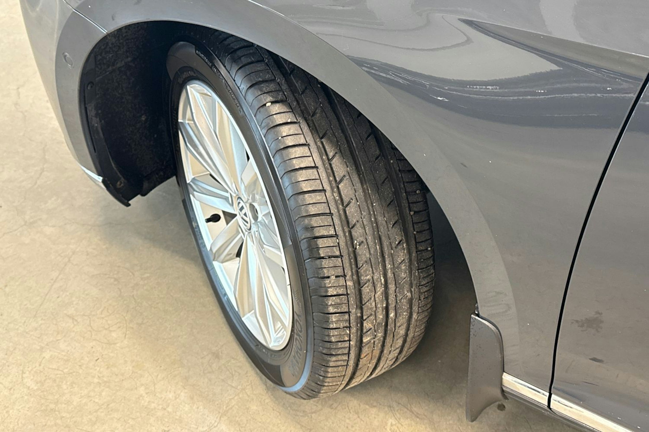 harmaa Volkswagen Passat 2019 kuva 10.