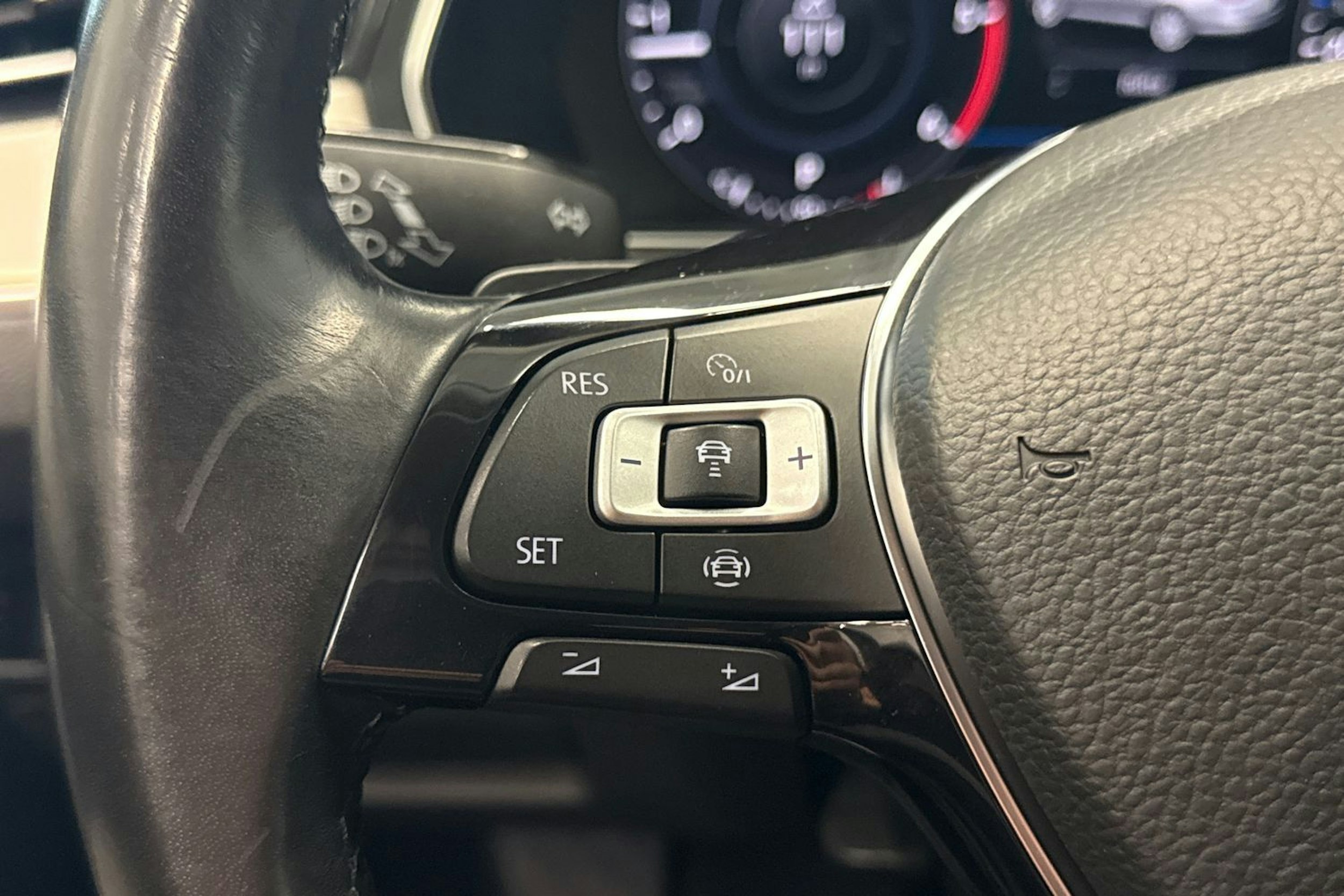 harmaa Volkswagen Passat 2019 kuva 12.