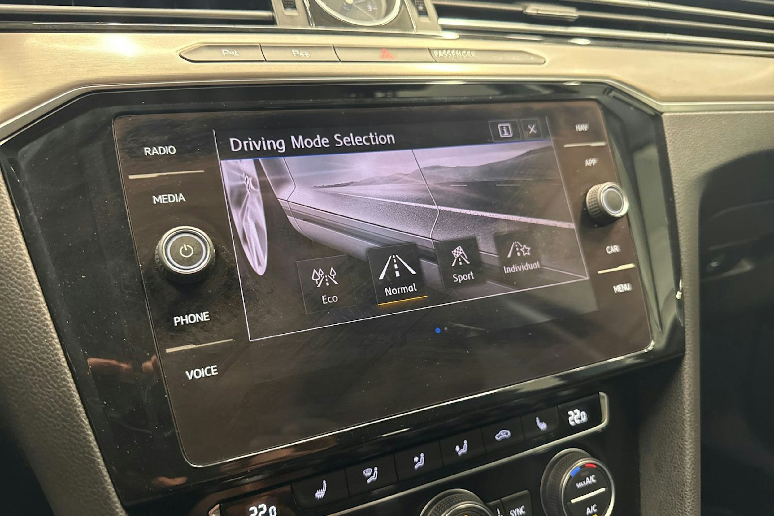 harmaa Volkswagen Passat 2019 kuva 18.