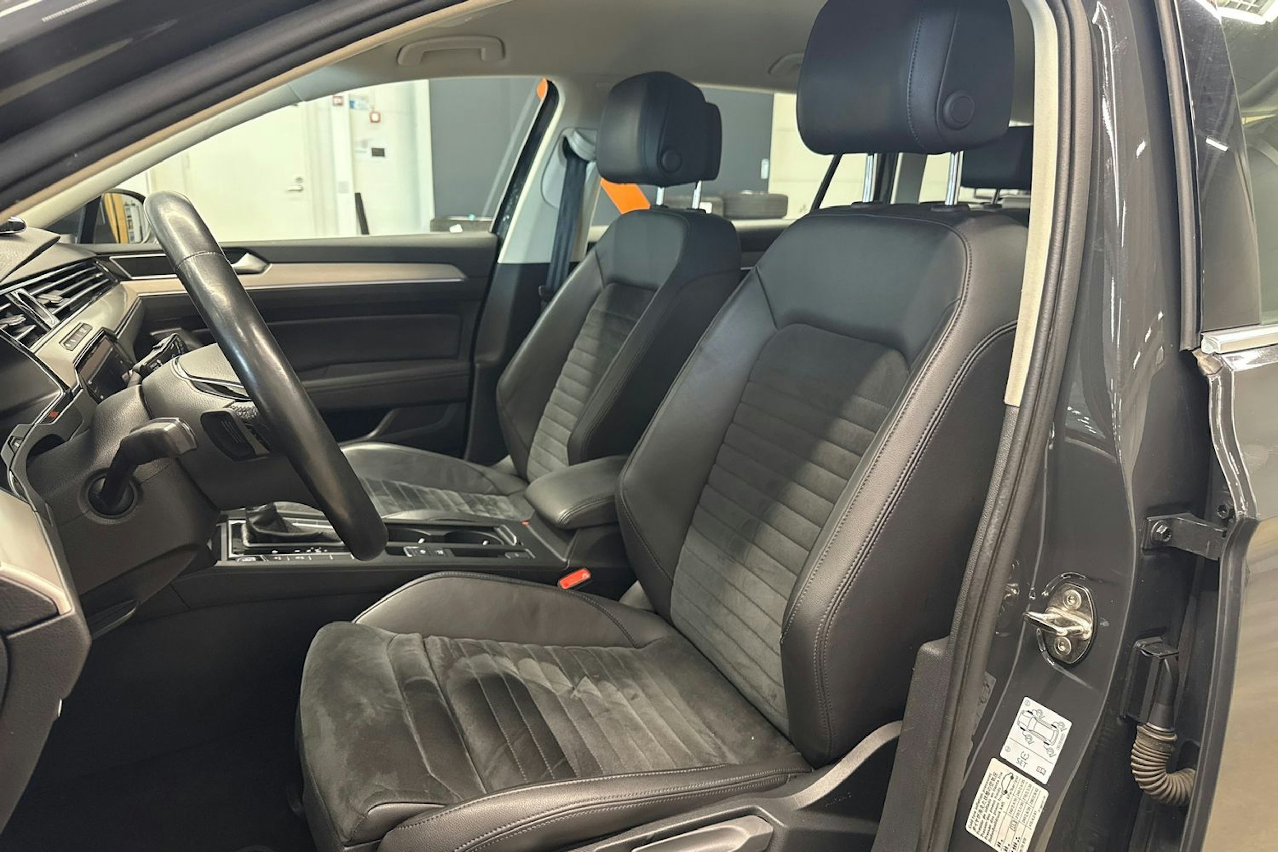 harmaa Volkswagen Passat 2019 kuva 19.