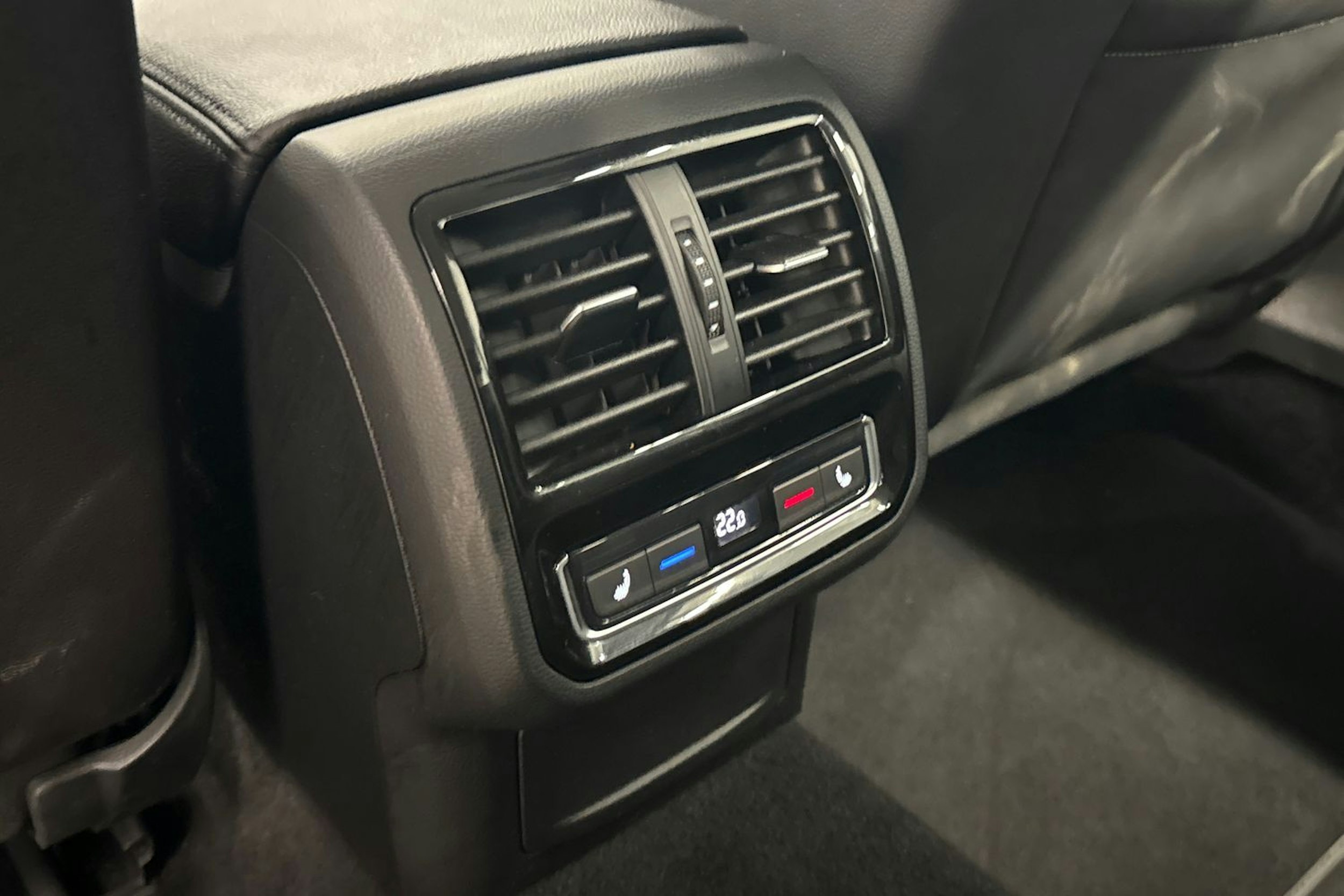 harmaa Volkswagen Passat 2019 kuva 21.