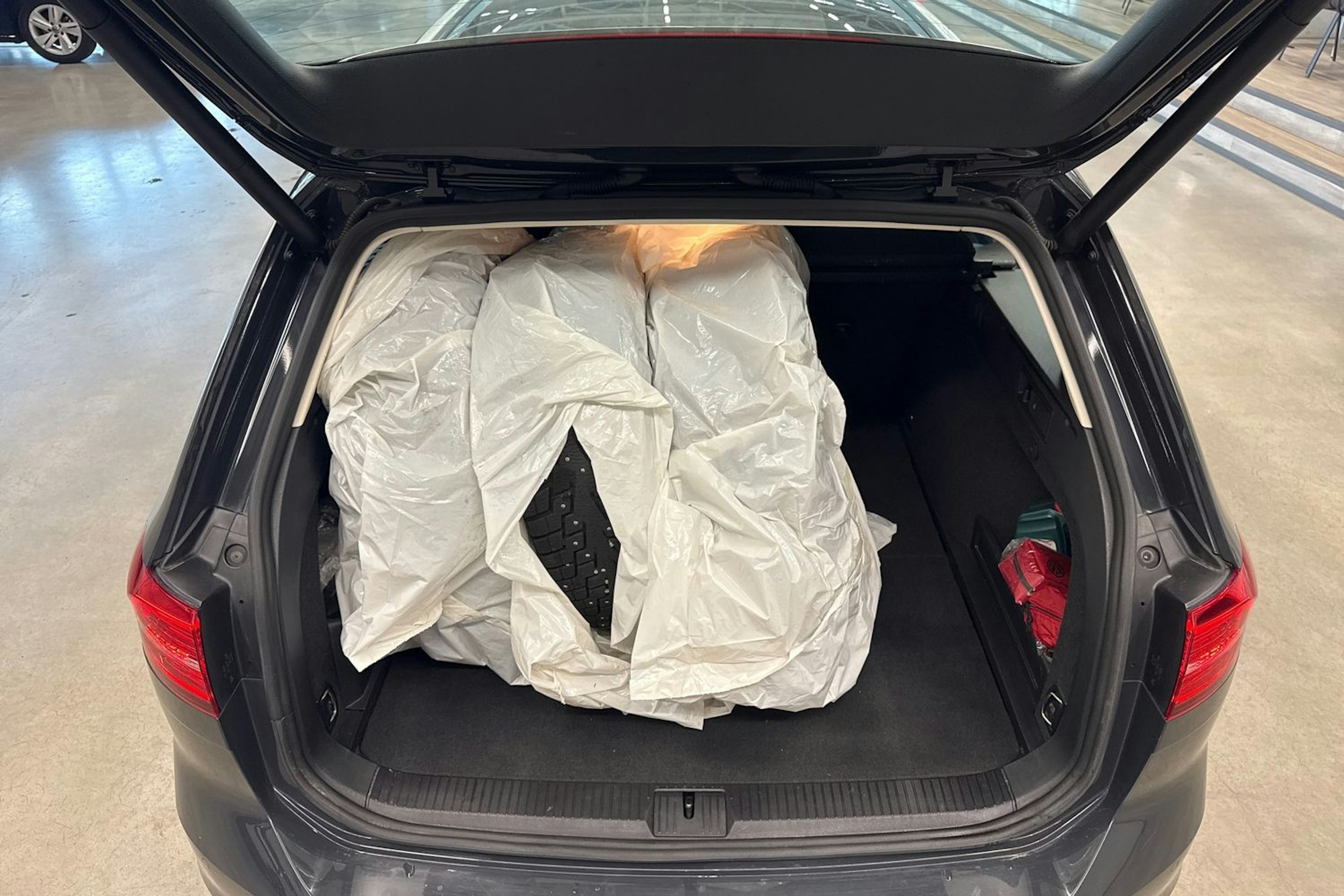 harmaa Volkswagen Passat 2019 kuva 22.