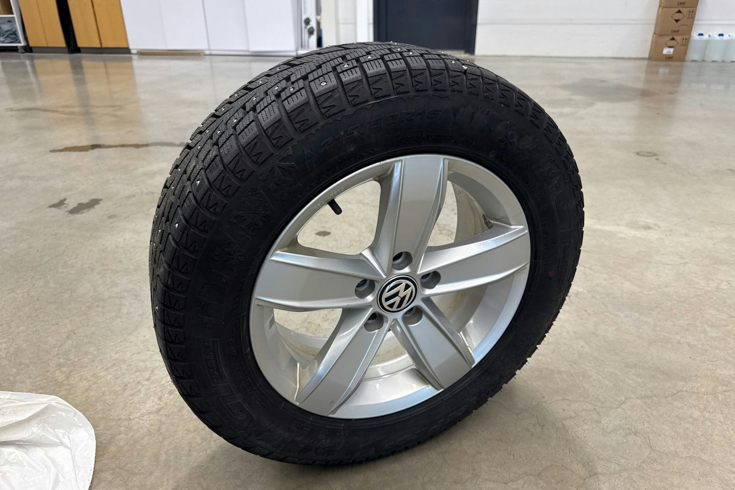 harmaa Volkswagen Passat 2019 kuva 24.
