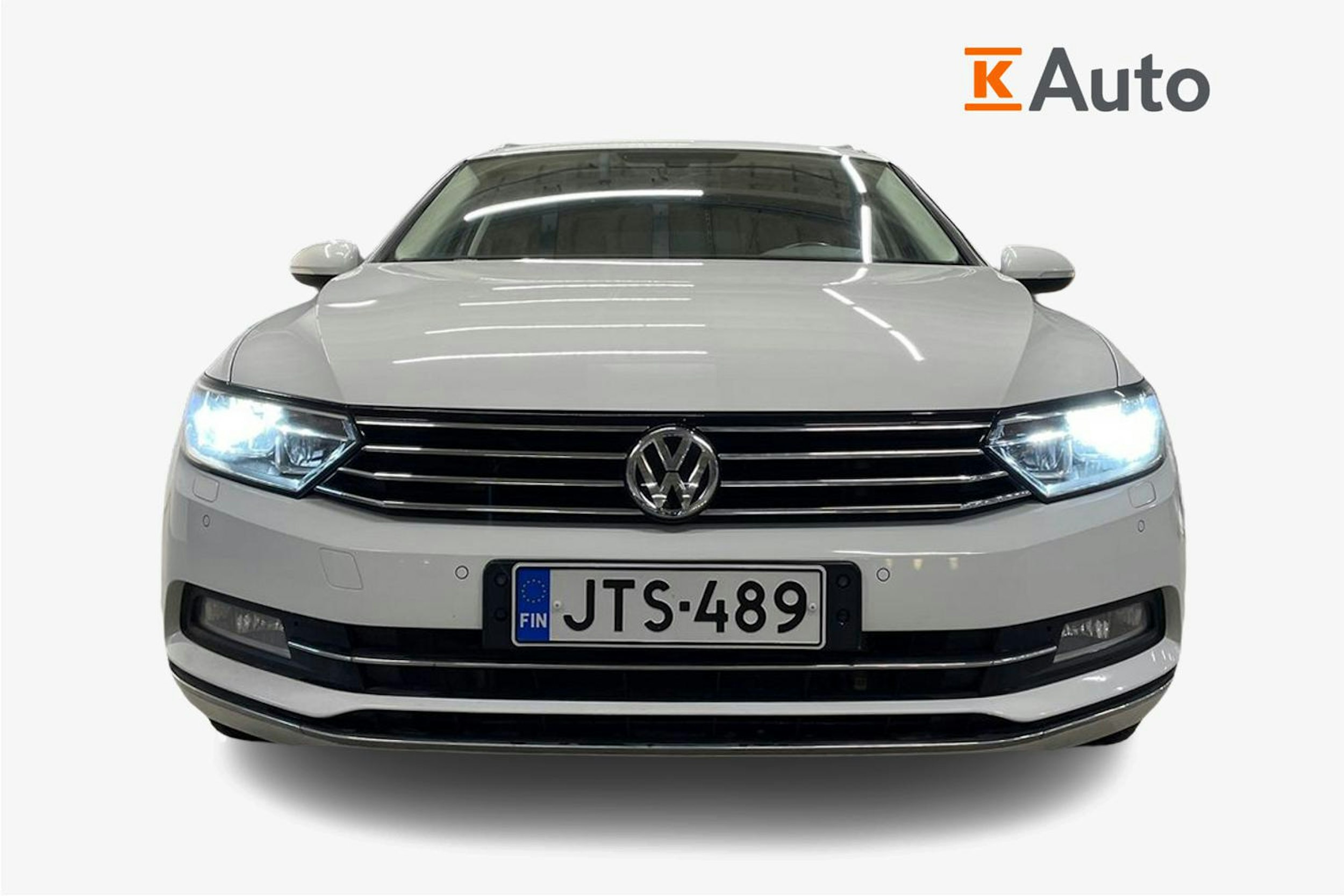 valkoinen Volkswagen Passat 2019 kuva 4.