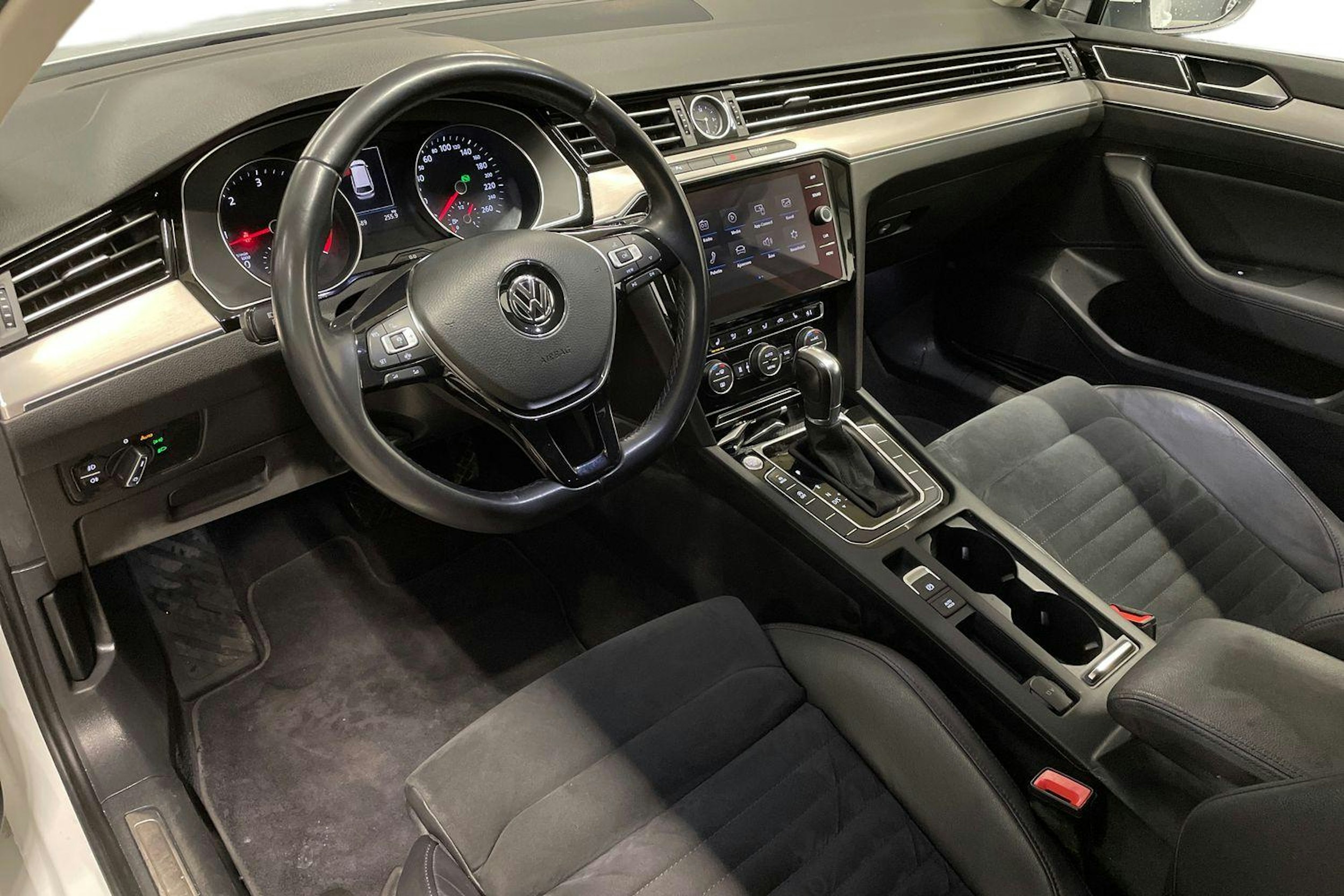 valkoinen Volkswagen Passat 2019 kuva 6.