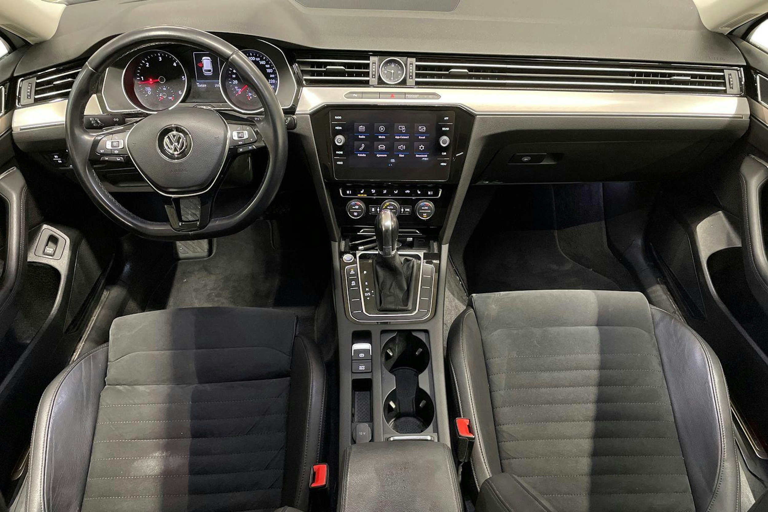 valkoinen Volkswagen Passat 2019 kuva 7.