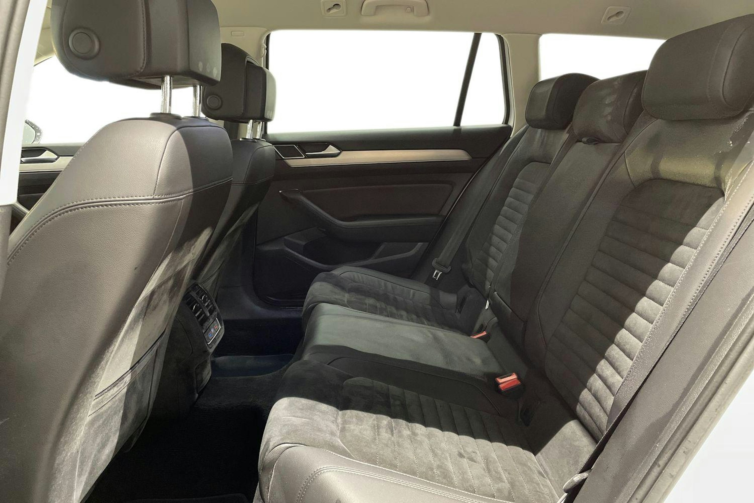 valkoinen Volkswagen Passat 2019 kuva 8.