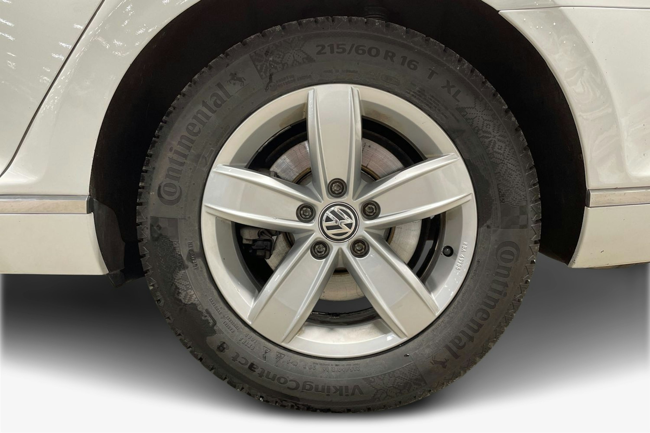 valkoinen Volkswagen Passat 2019 kuva 9.