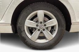 valkoinen Volkswagen Passat 2019 kuva 9.