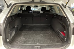 valkoinen Volkswagen Passat 2019 kuva 12.