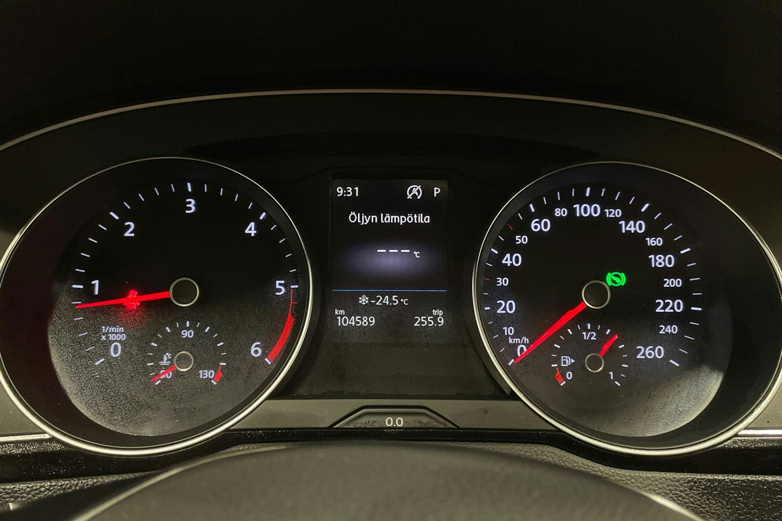 valkoinen Volkswagen Passat 2019 kuva 13.