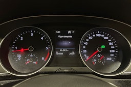 valkoinen Volkswagen Passat 2019 kuva 13.