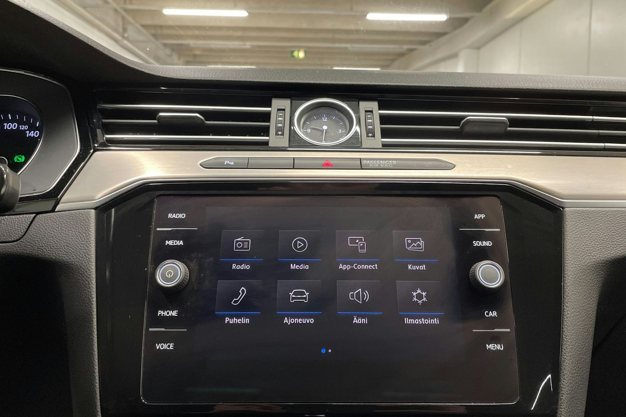 valkoinen Volkswagen Passat 2019 kuva 14.