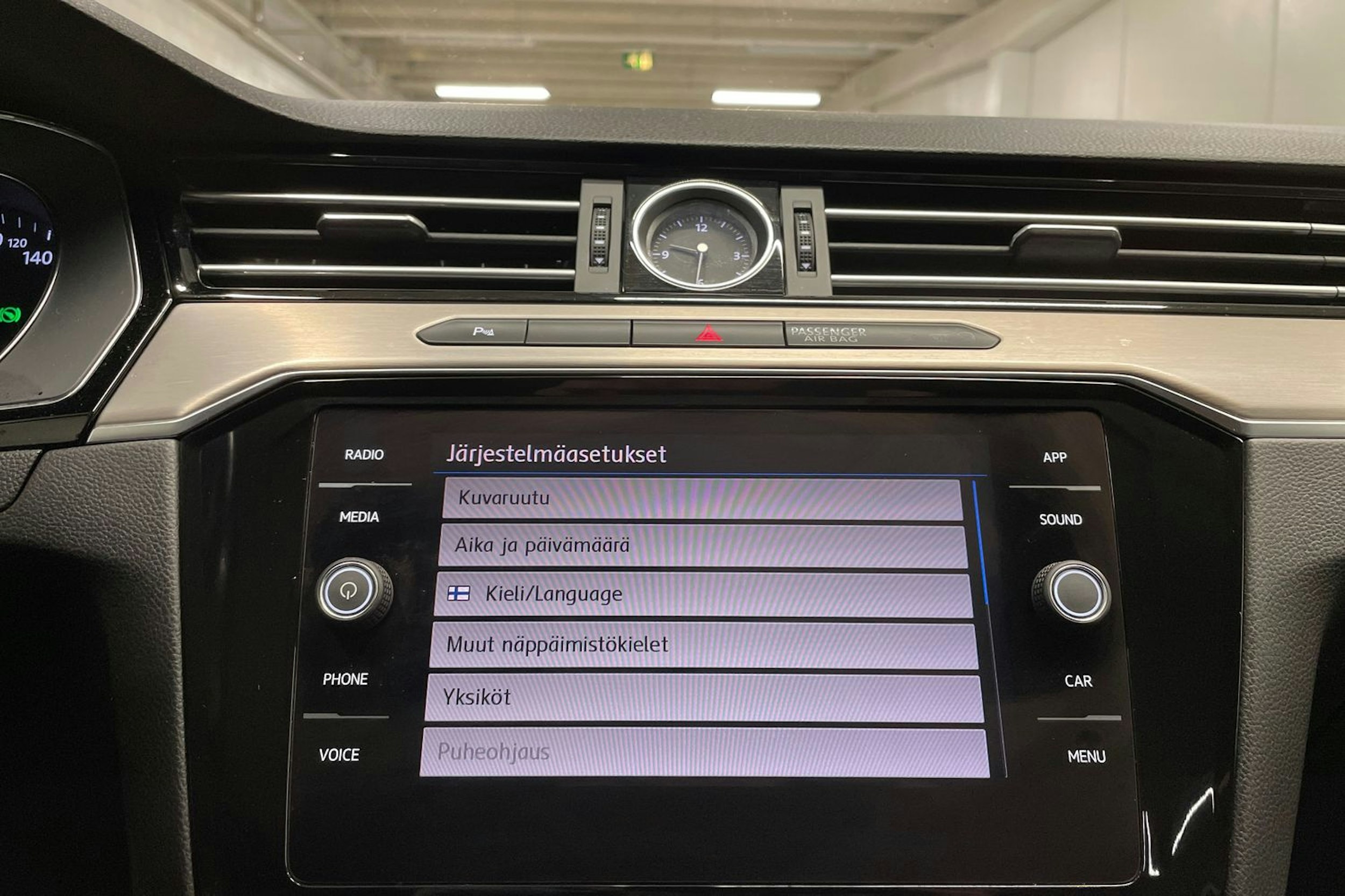 valkoinen Volkswagen Passat 2019 kuva 15.