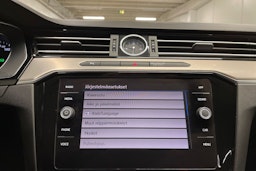 valkoinen Volkswagen Passat 2019 kuva 15.