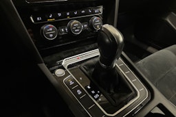 valkoinen Volkswagen Passat 2019 kuva 17.