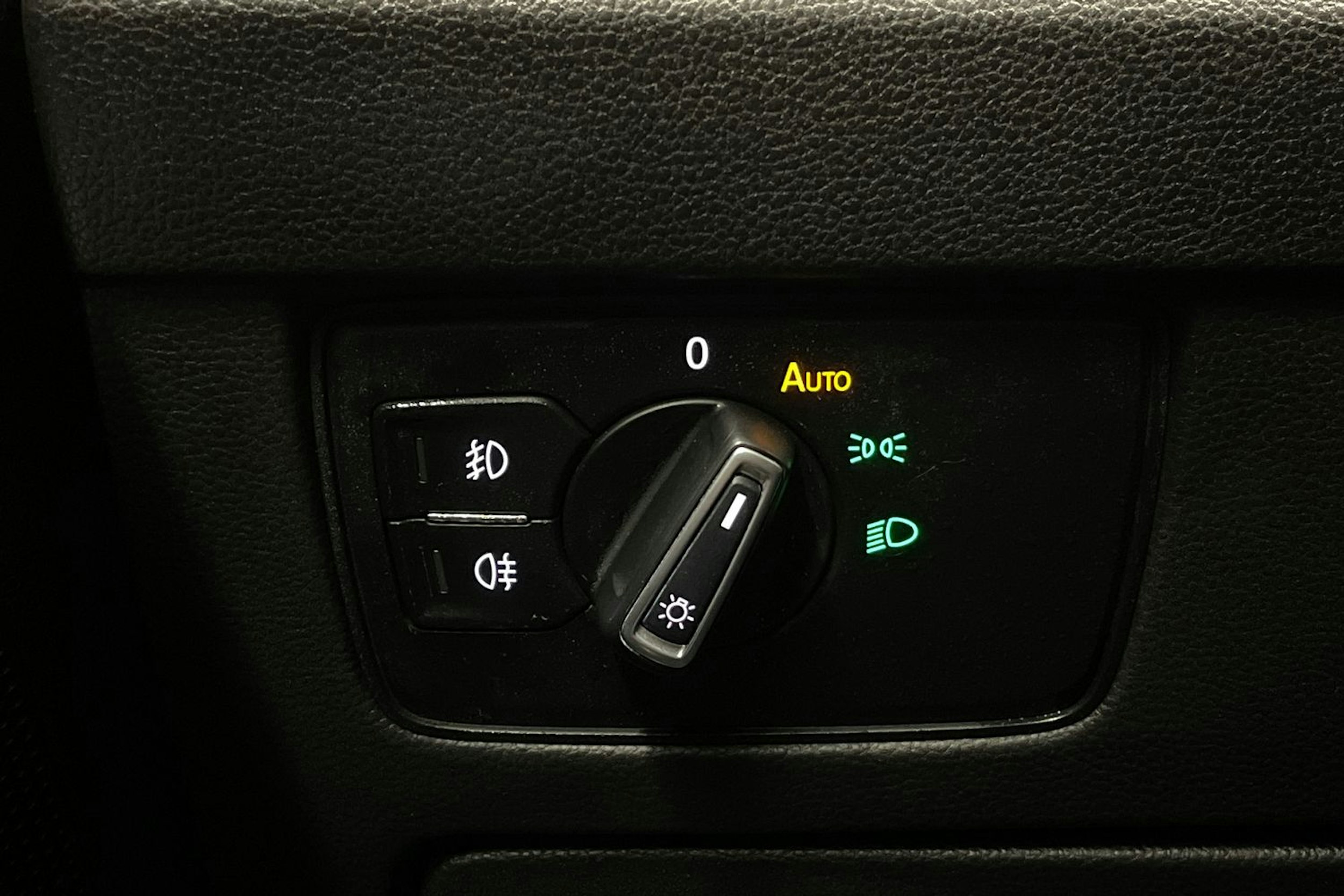 valkoinen Volkswagen Passat 2019 kuva 18.