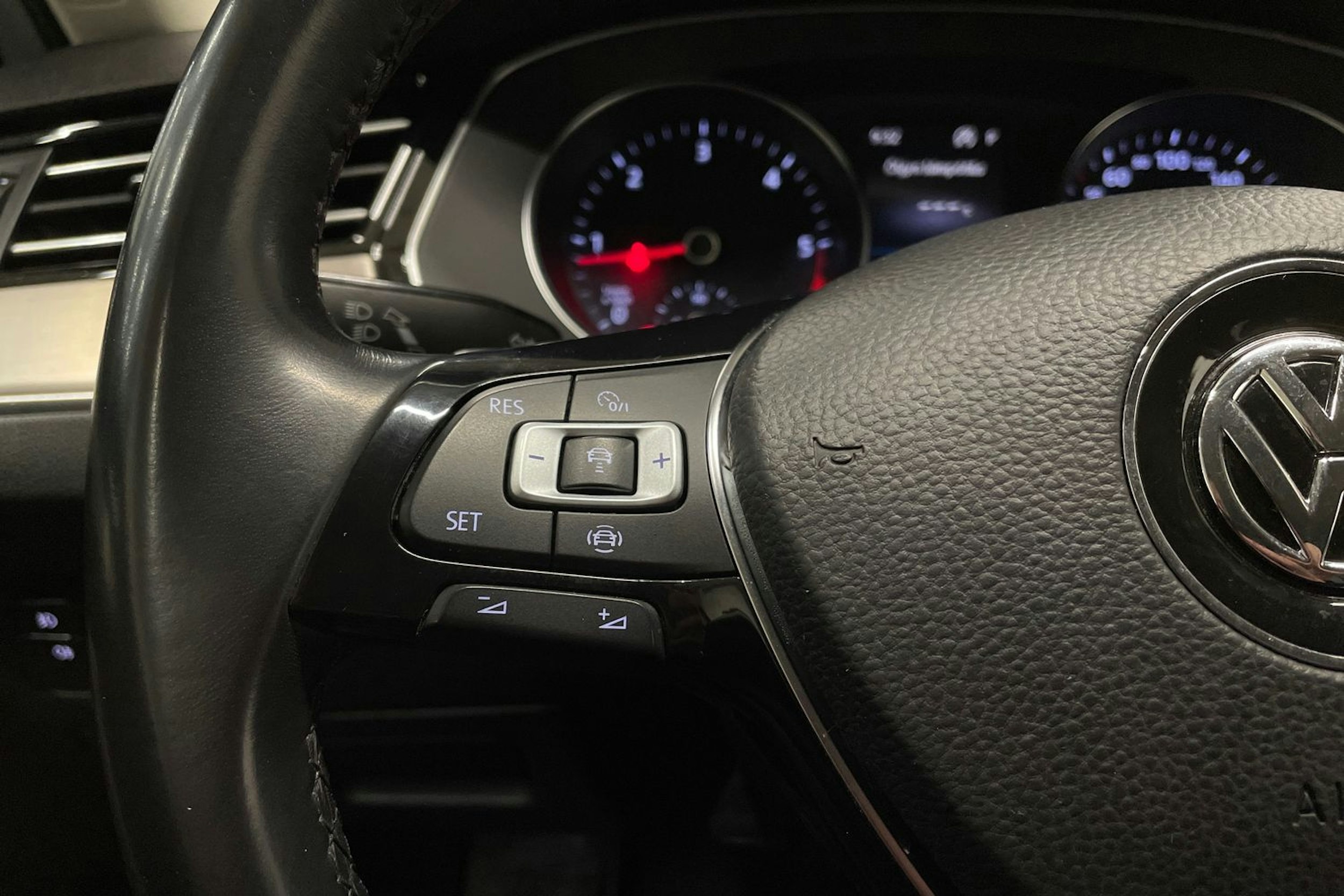 valkoinen Volkswagen Passat 2019 kuva 19.