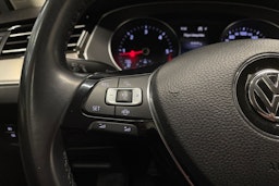 valkoinen Volkswagen Passat 2019 kuva 19.