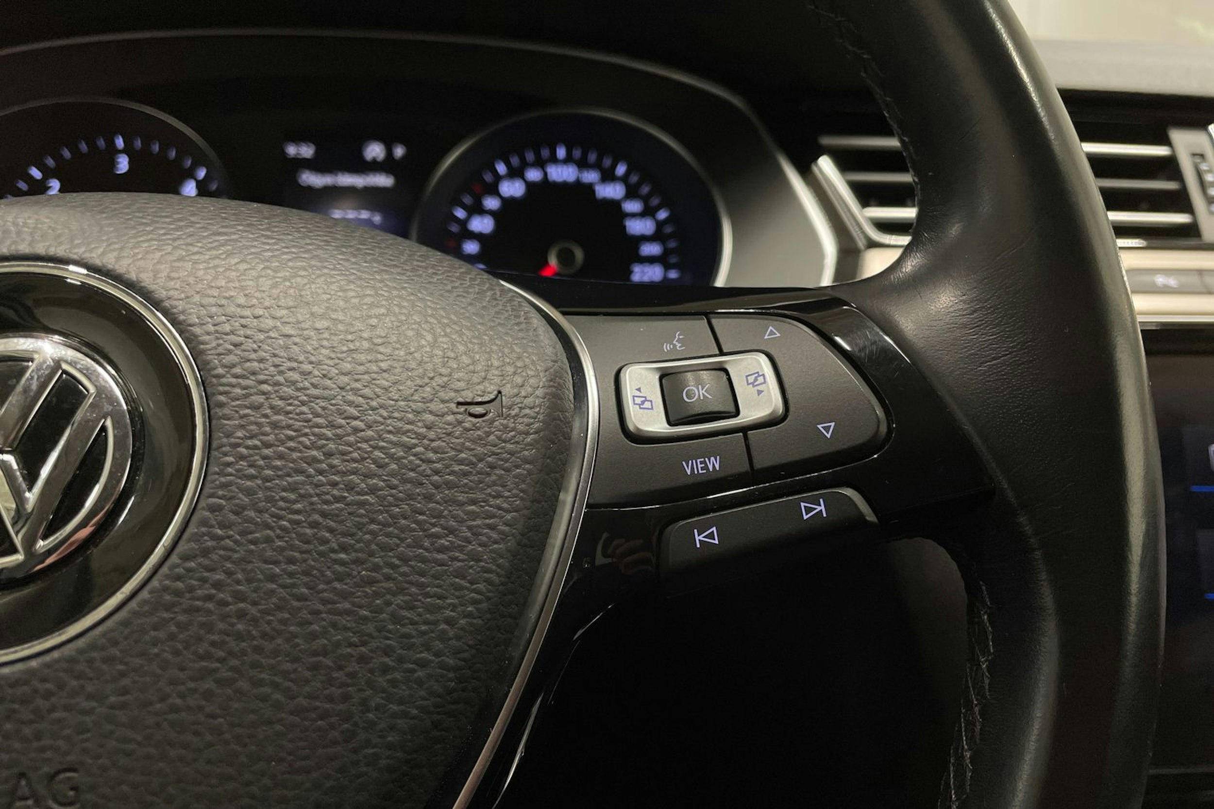 valkoinen Volkswagen Passat 2019 kuva 20.