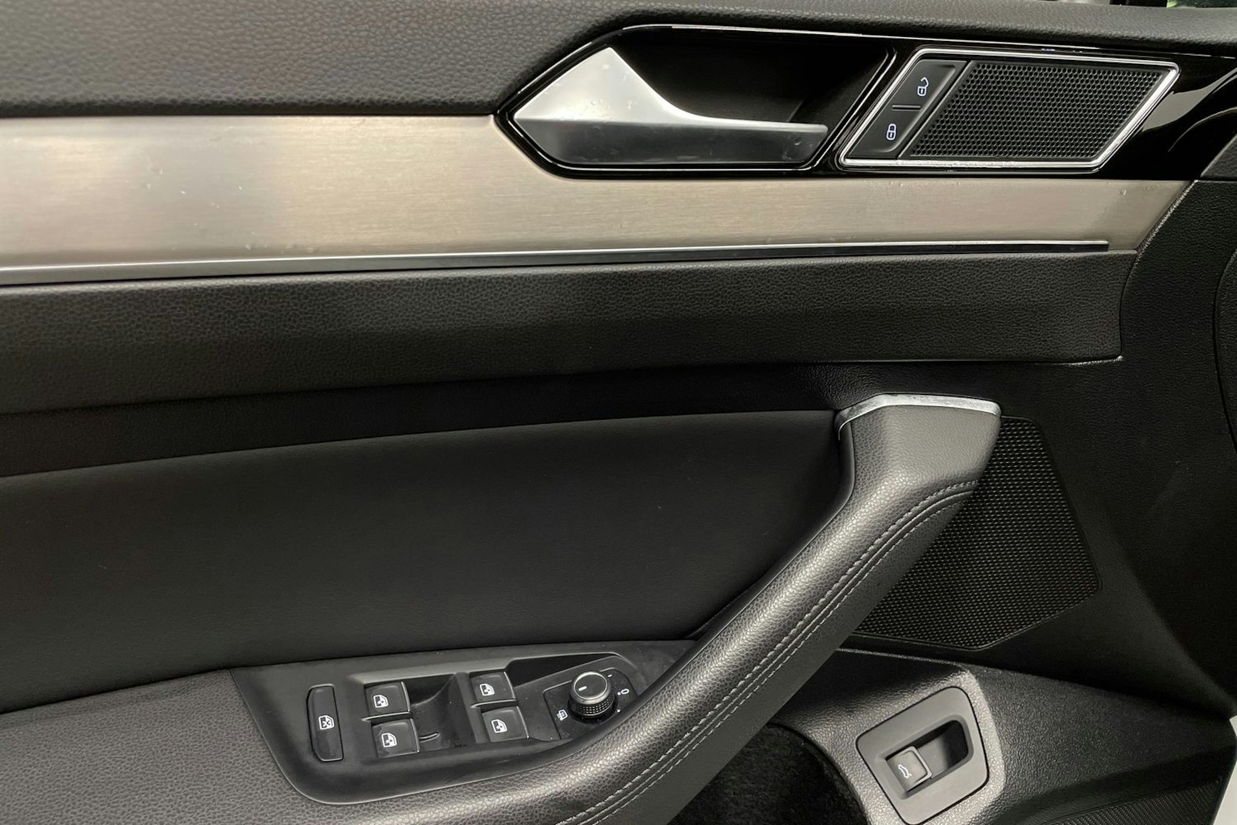 valkoinen Volkswagen Passat 2019 kuva 21.