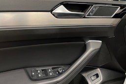 valkoinen Volkswagen Passat 2019 kuva 21.