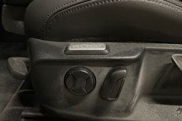 valkoinen Volkswagen Passat 2019 kuva 22.