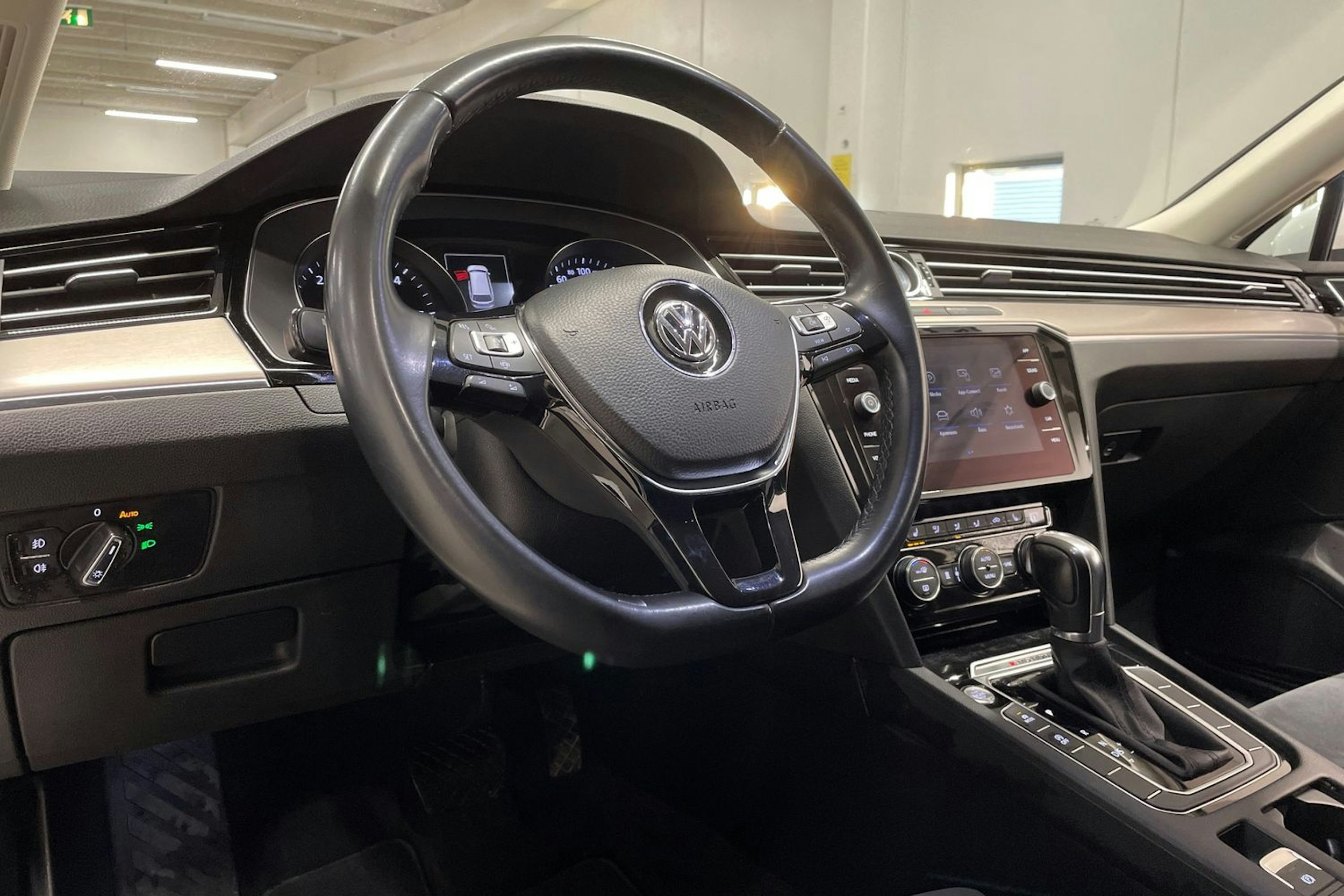 valkoinen Volkswagen Passat 2019 kuva 23.