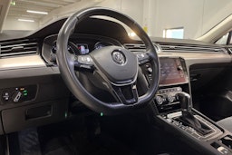 valkoinen Volkswagen Passat 2019 kuva 23.