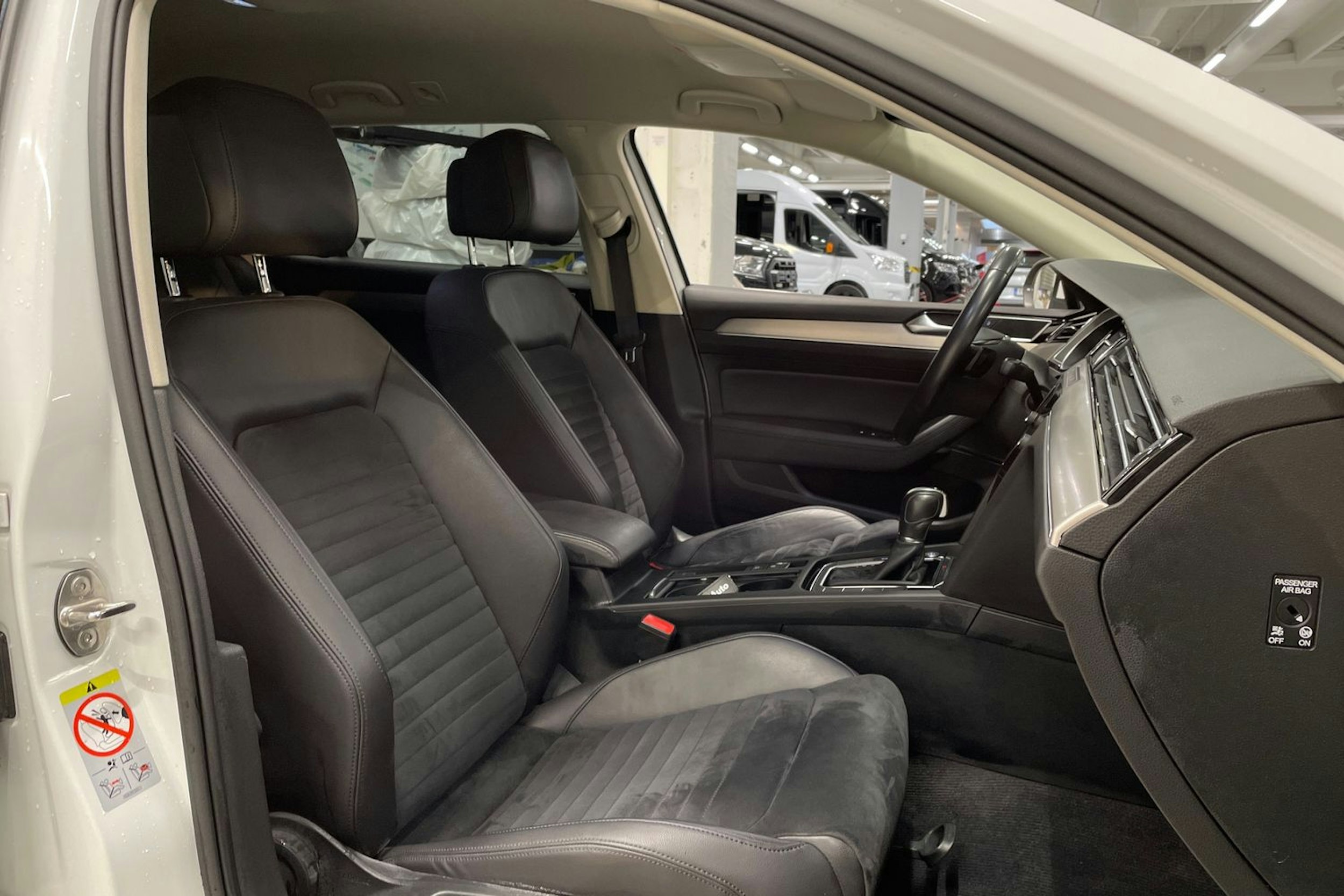 valkoinen Volkswagen Passat 2019 kuva 24.