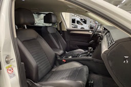 valkoinen Volkswagen Passat 2019 kuva 24.