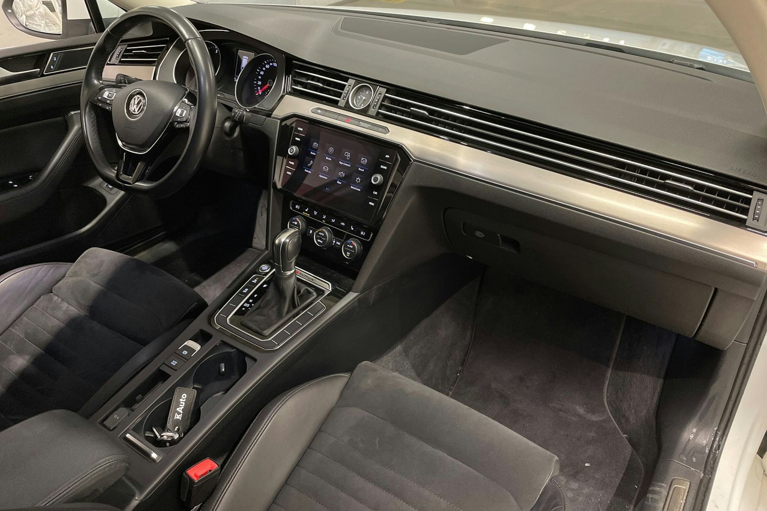 valkoinen Volkswagen Passat 2019 kuva 25.