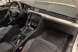 valkoinen Volkswagen Passat 2019 kuva 25.