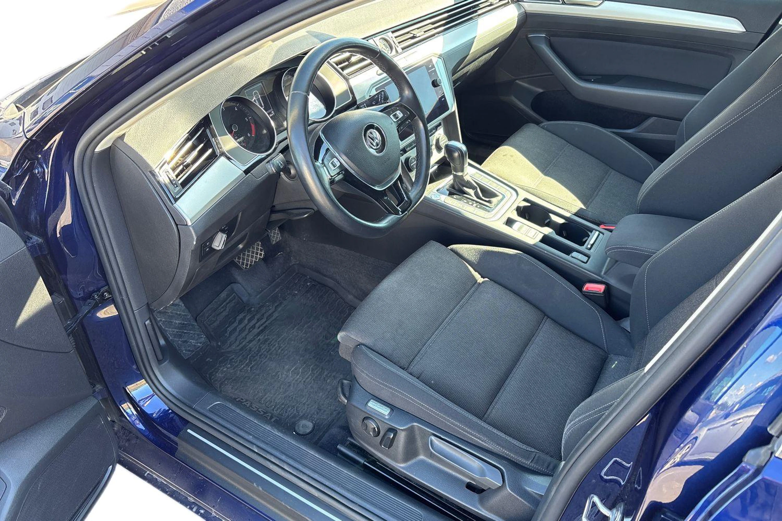 sininen Volkswagen Passat 2019 kuva 3.