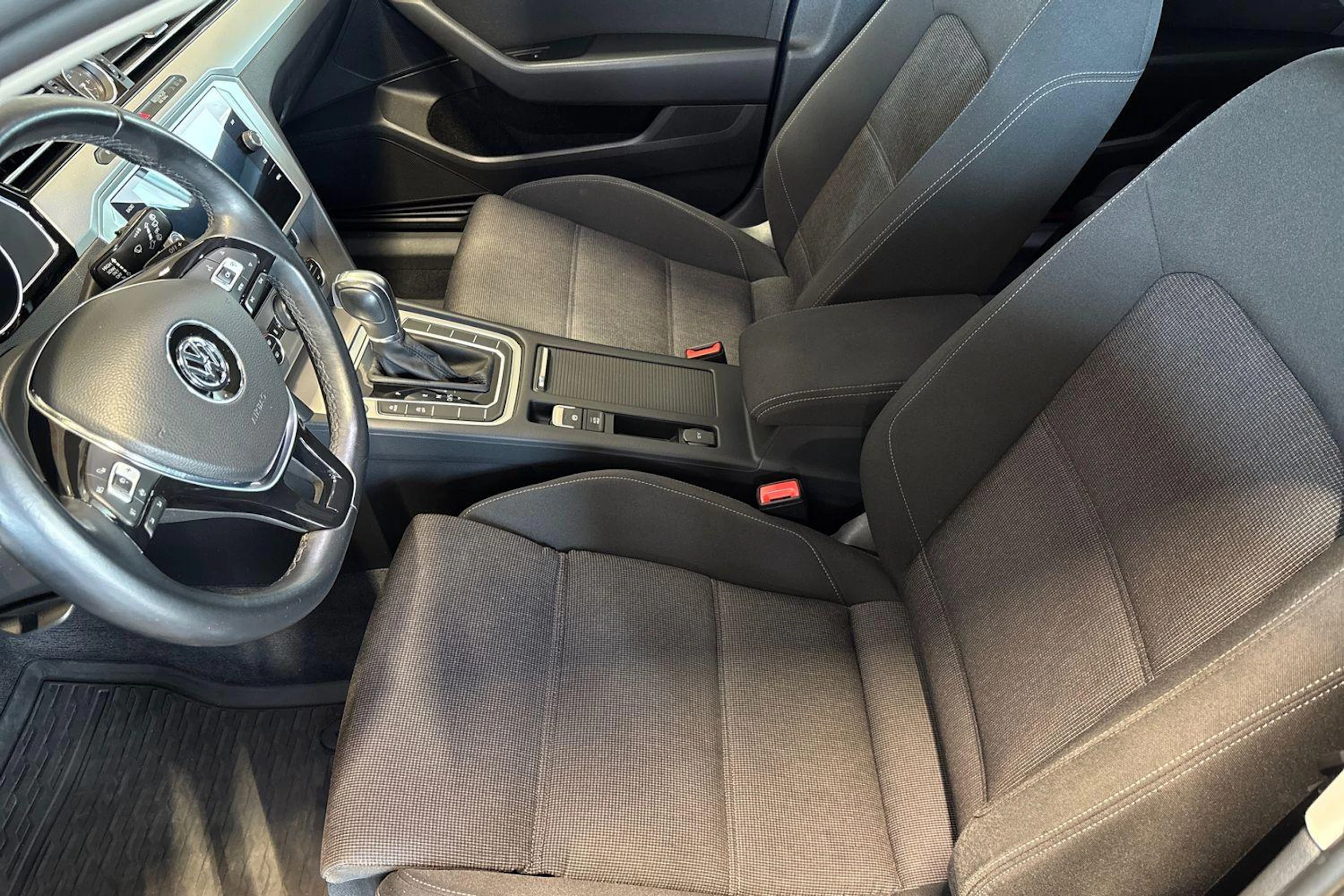 sininen Volkswagen Passat 2019 kuva 6.