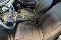 sininen Volkswagen Passat 2019 kuva 6.