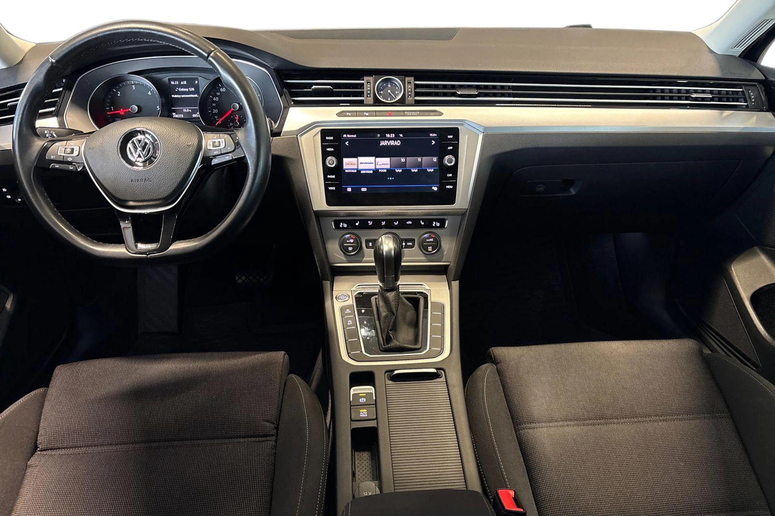 sininen Volkswagen Passat 2019 kuva 7.