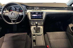 sininen Volkswagen Passat 2019 kuva 7.