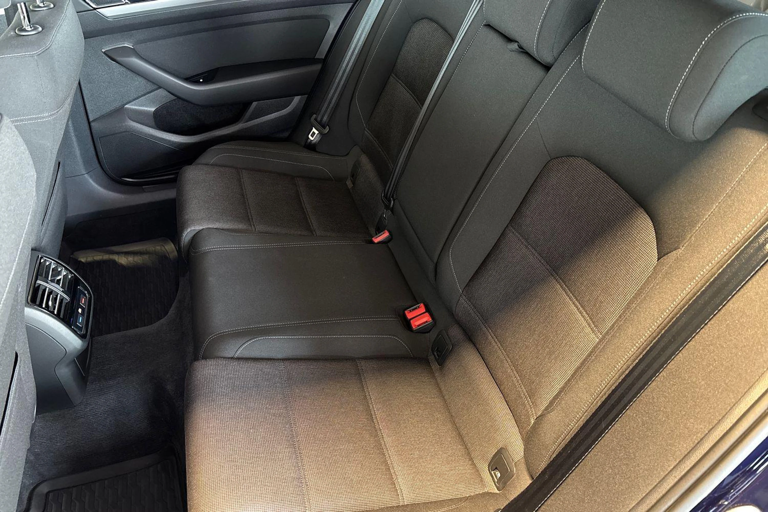 sininen Volkswagen Passat 2019 kuva 8.