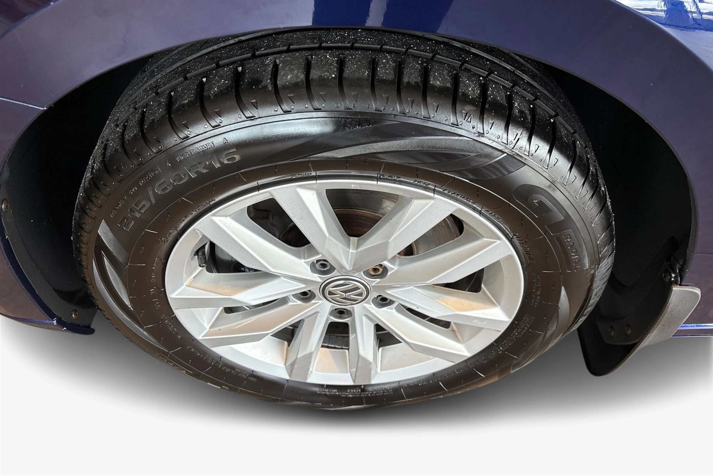 sininen Volkswagen Passat 2019 kuva 9.