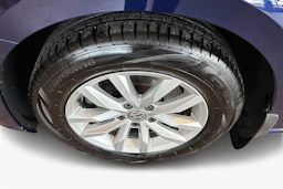 sininen Volkswagen Passat 2019 kuva 9.