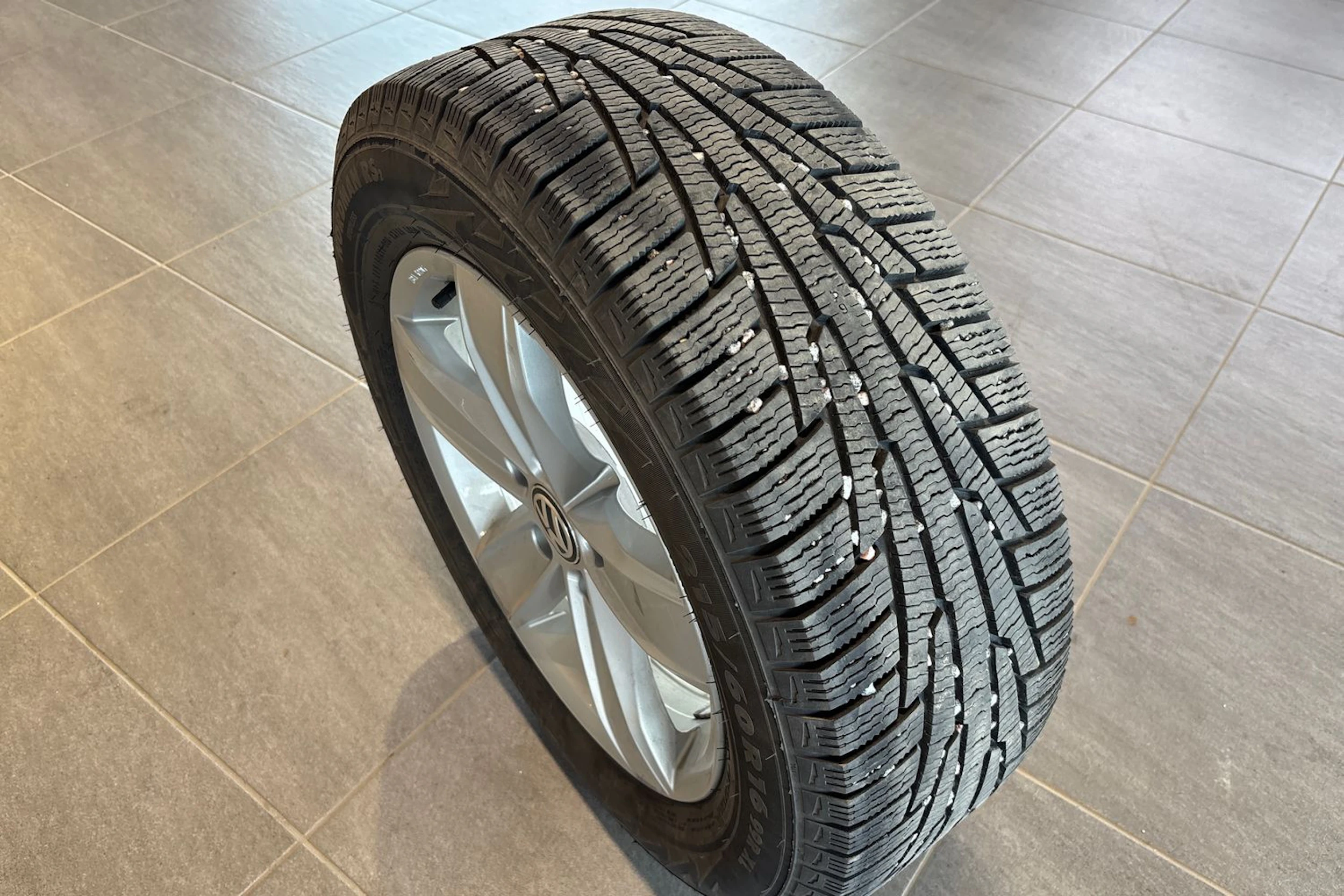 sininen Volkswagen Passat 2019 kuva 11.