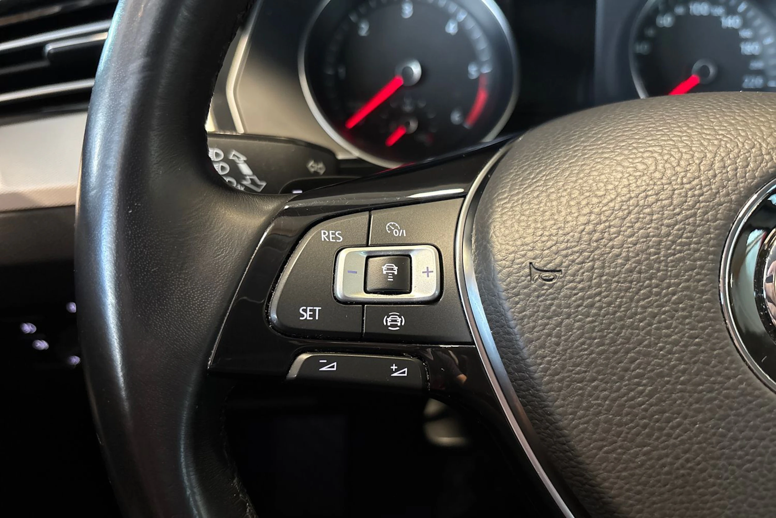 sininen Volkswagen Passat 2019 kuva 13.